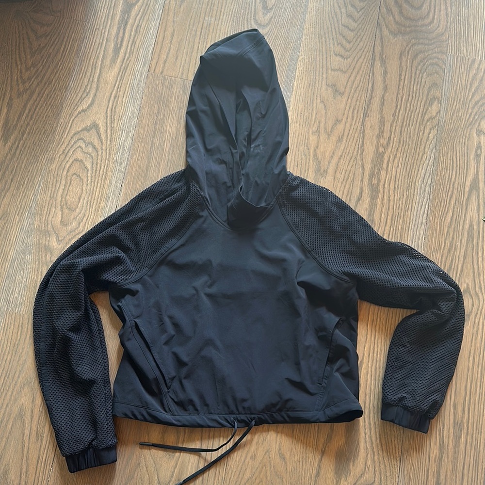 Lululemon “catch a breeze” crop black hoodie